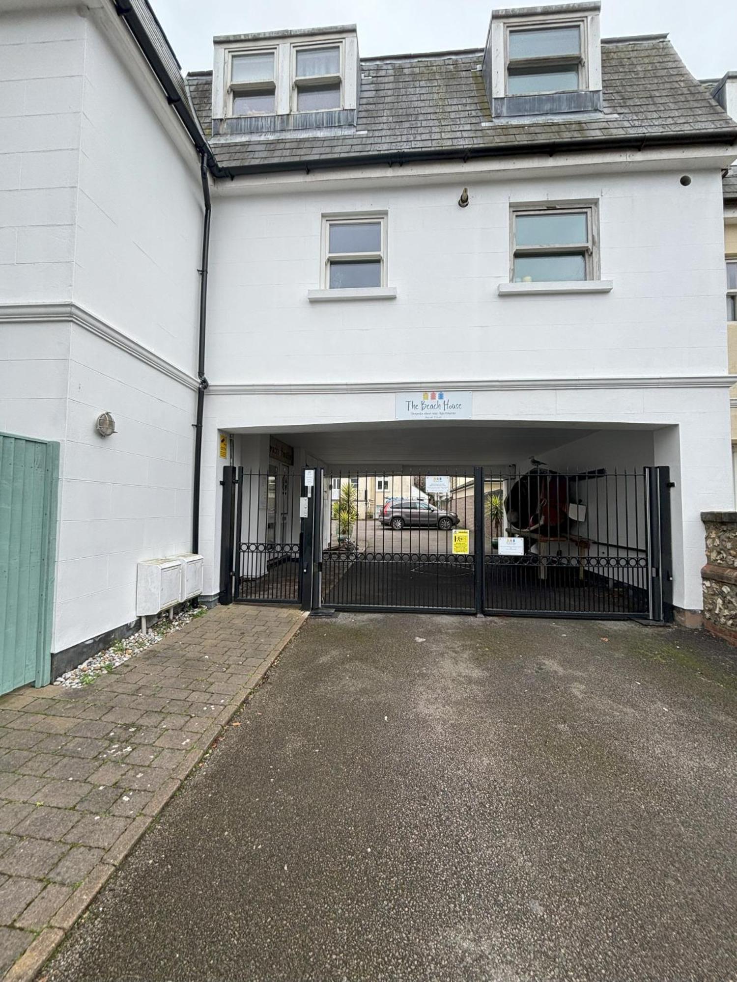 The Beach House Holiday Apartments Eastbourne Eksteriør bilde